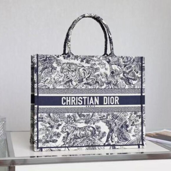 Classic DIOR Bag: A Stylish and Versatile Choice for Elegance - Picture 15 of 15
